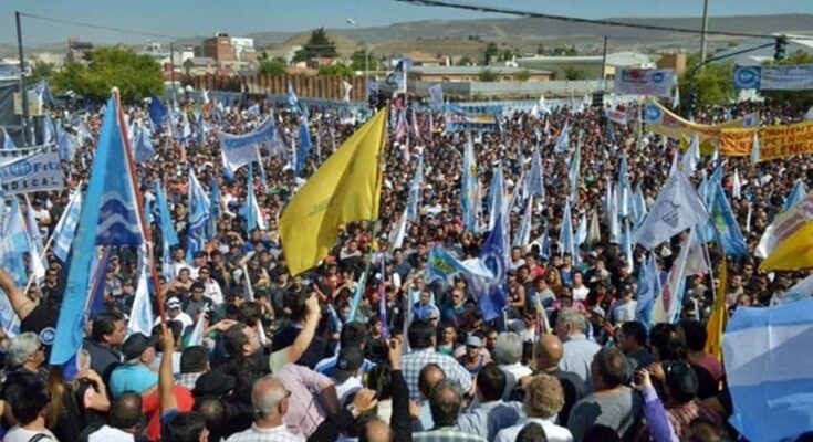 Una impresionante manifestación encabezada por petroleros protestó contra la política de Macri en Chubut