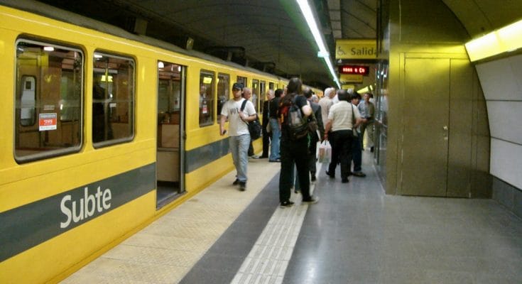 Establecerán horarios laborales escalonados para evitar aglomeración en el transporte
