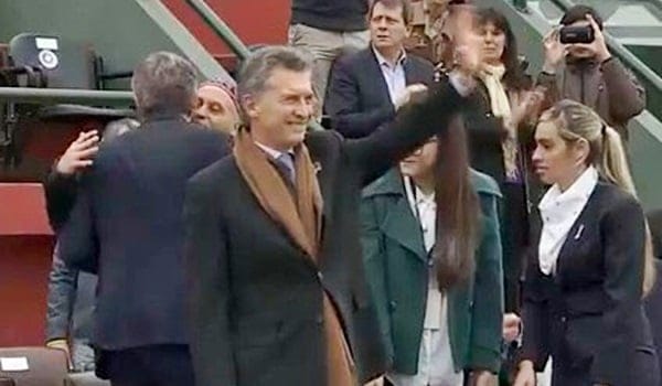 Ante las criticas por la excusa del cansancio para faltar al desfile del Bicentenario, Macri se arrepintió y llegó al final