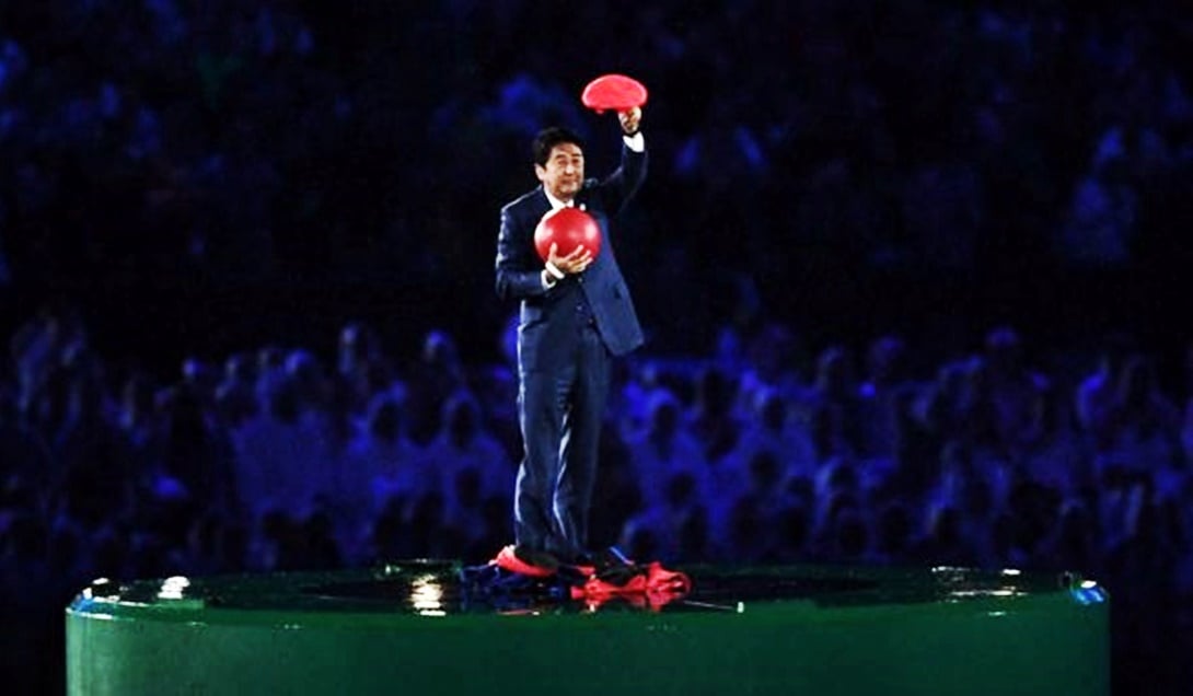 Shinzo Abe apareció en mitad del Maracaná disfrazado del personaje de videojuegos Mario Bros.