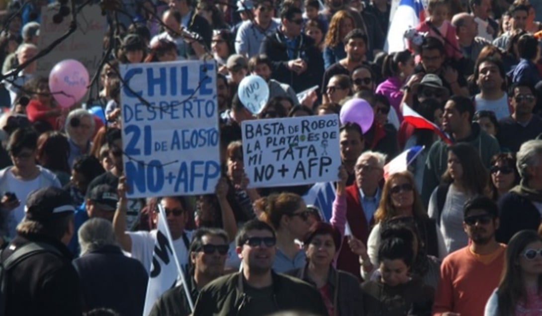 Cientos de miles protestaron en Chile contra la vigencia del sistema jubilatorio de Pinochet, simbolizado en las AFP.