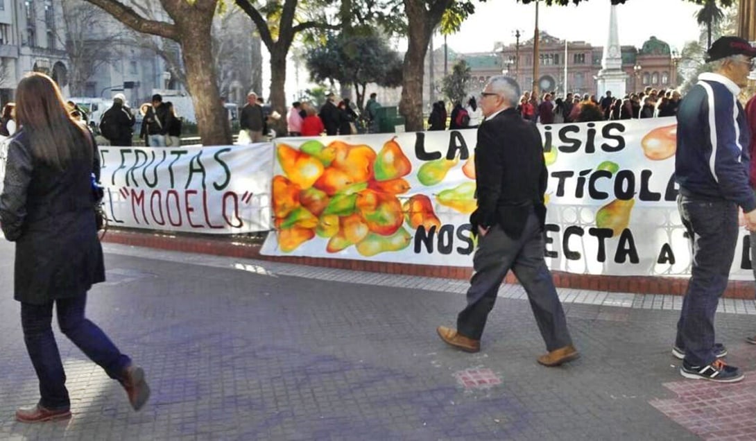 Productores frutícolas de la Patagonia protestan en Buenos Aires. Foto: Twitter