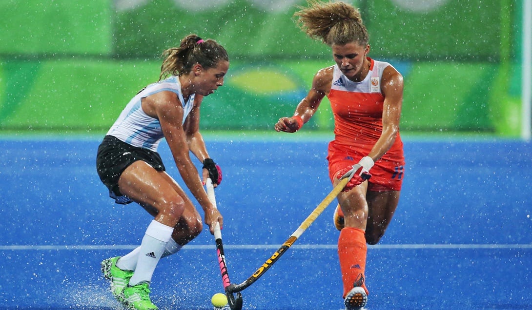 Las Leonas cayeron bajo la lluvia con Holanda. Foto: Télam