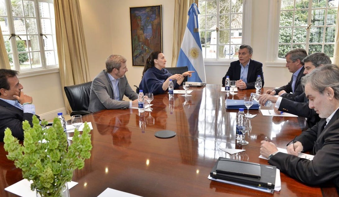 Macri y su mesa chica discutieron los efectos del fallo de la Corte contra el tarifazo, la foto la difundió la vicepresidente Gabriela Michetti por Twitter.