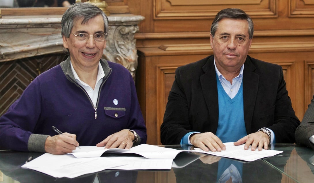 Firma de convenio en ministerio del interior con Frigerio y Daniel Chain. Richard Battagion y Sergio Marinelli firman.