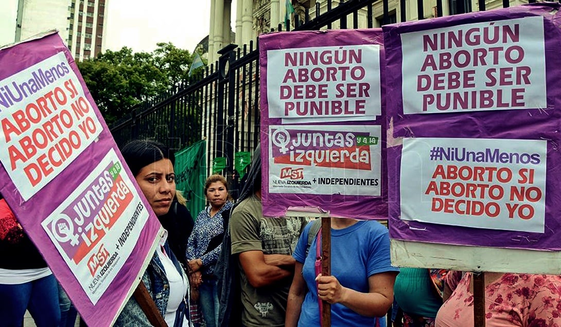 Hubo manifestaciones a favor de la despenalización del aborto contra el recule de Vidal con el protocolo.