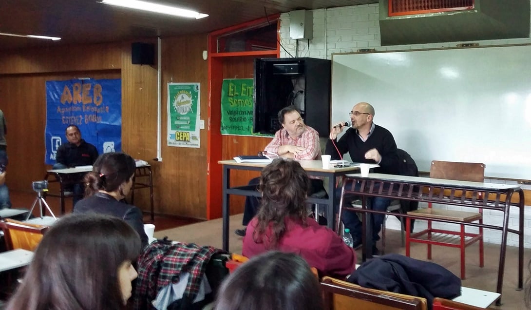 El profesor Luis Gregorio con Fernando Rosso, editor de La Izquierda Diario, en la UNCuyo.