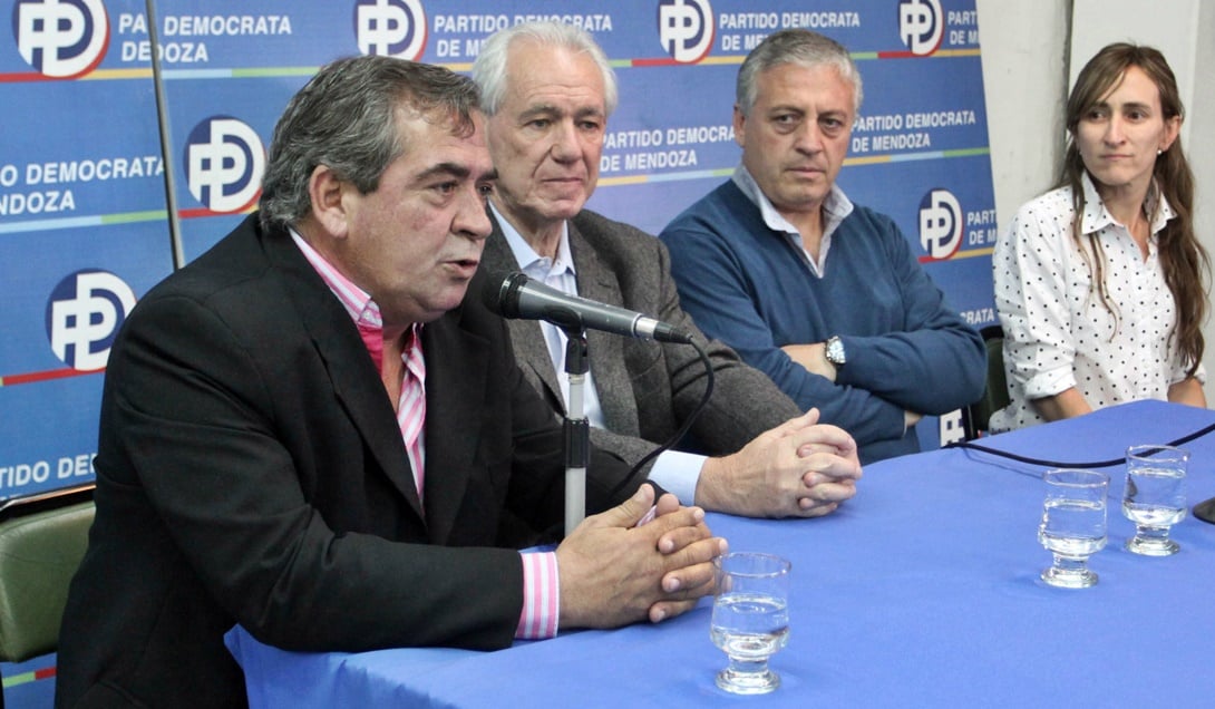Ponce, Balter, Jofré y Llano durante el renunciamiento del ex intendente santarrosino a competir por el cargo. Foto: Prensa PD
