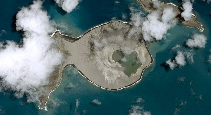 Desaparecerá una isla que surgió de una erupción