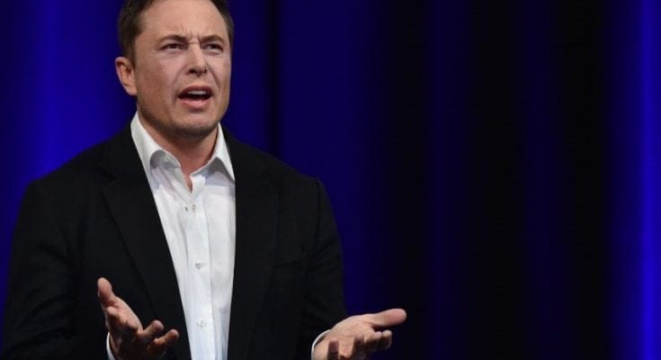 Elon Musk deja la conducción de Tesla