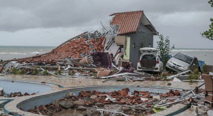 Sube a 429 el número de personas muertas por tsunami en Indonesia