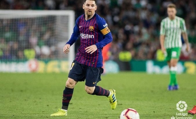 La afición del Betis se rinde con una ovación ante Messi