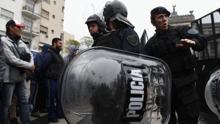 La policía corrió con gases y balas de goma a organizaciones que protestaban contra Macri