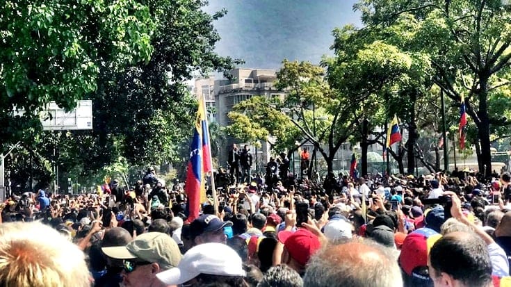 Maduro y Guaidó llamaron a sus seguidores a disputar el poder en las calles de Caracas