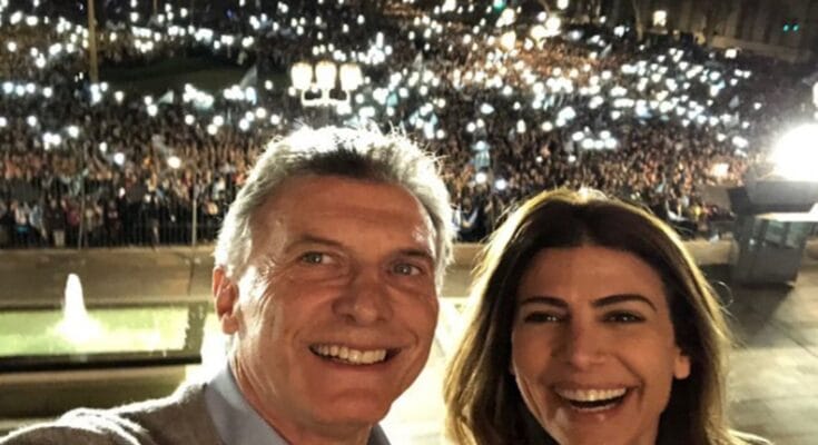 Macri y Awada se sacaron una selfie con sus simpatizantes en el balcón de la Rosada