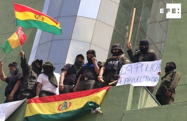 Motines policiales ponen en jaque a Evo Morales, que denuncia un Golpe de Estado en curso