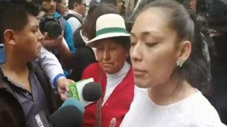 La policía impidió a Adriana Salvatierra ingresar al Parlamento de Bolivia