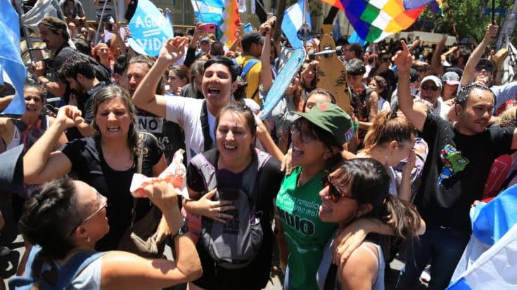 Una multitud desbordada de alegría celebró un triunfo imposible contra el establishment
