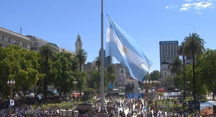 Extendieron el velatorio de Maradona por la cantidad de gente que aún espera despedirlo