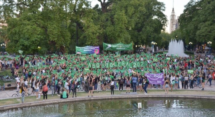 Debate por el aborto legal: vallado en el Congreso, vigilia en la plaza Independencia de Mendoza