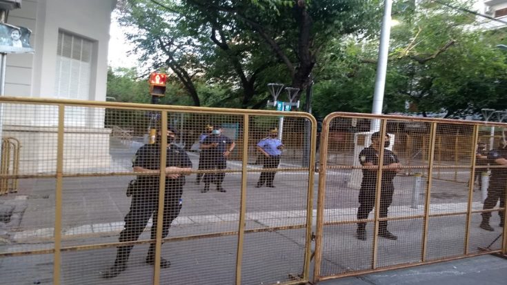 Vallas y cuerpos especiales de la policía esperaron a los defensores de la 7722 en la Legislatura