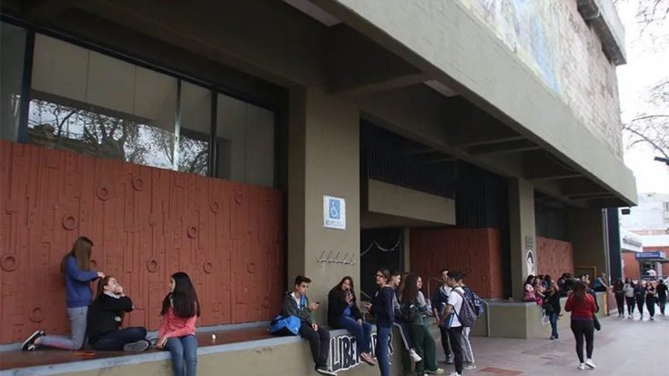 Madres y padres de alumnos de la UNCuyo pidieron suspender la presencialidad hasta que bajen los contagios