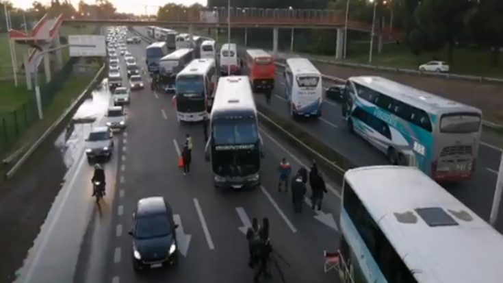 Empresas de turismo protestan en los accesos a Mendoza por la prohibición de viajes grupales