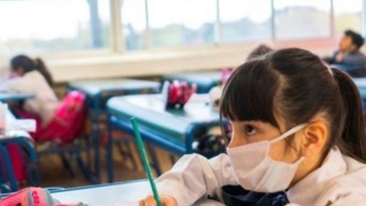 «En los colegios las madres se agolpan en la puerta, los chicos juegan cambiándose los barbijos»