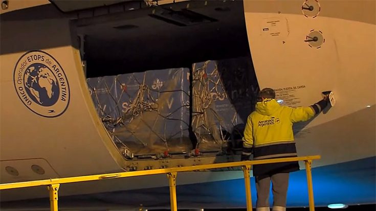 Llegó un nuevo vuelo de Aerolíneas Argentinas con 500 mil dosis de Sputnik V