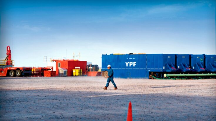 Con la gestión en Vaca Muerta YPF mejoró su situación financiera, según la calificadora Moody’s
