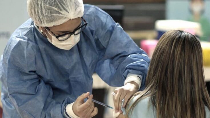Habilitan en Mendoza la combinación de vacunas para mayores de 18 años sin turno previo