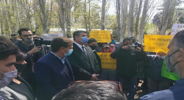 Contratistas de viña protestaron en un acto de Suarez por el boicot de Cornejo a la ley para que pudieran jubilarse
