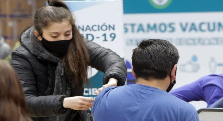 En Mendoza aplicarán un refuerzo de la vacuna contra la COVID-19 a mayores de 18 que tengan el esquema completo