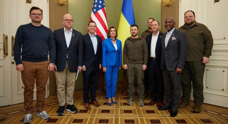 La líder del Congreso de EEUU se reunió con Zelenski y prometió más ayuda a Ucrania