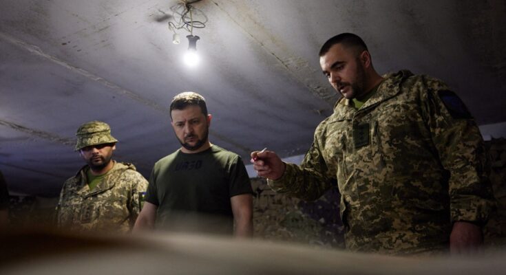 Zelenski visitó a las tropas ucranianas en el Donbass