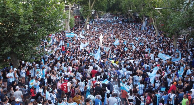 Locura en Mendoza tras el pase de la Selección a octavos en Qatar