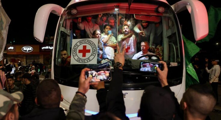 Hamas liberó a otros 11 rehenes israelíes en Gaza, entre ellos a un grupo de argentinas, confirmó Cancillería