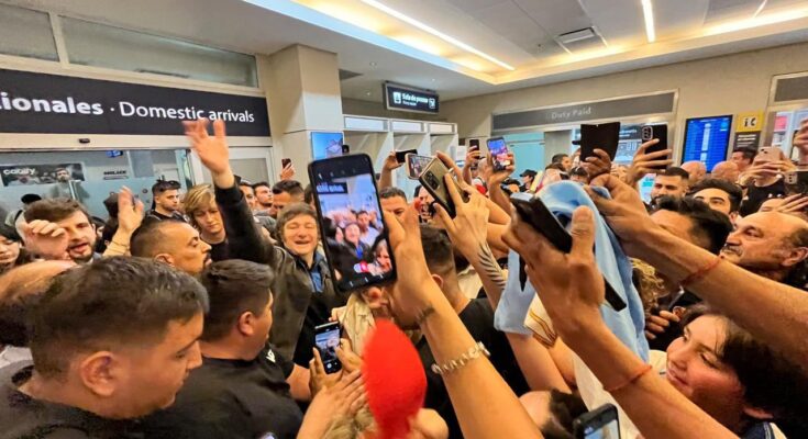 Milei pasó en modo rockstar por Mendoza: firmó autógrafos en peluches, cantó y se sacó selfies con sus seguidores