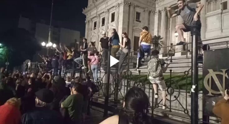 Una multitud le reclamó a la CGT que llame a un paro general por el decretazo de Milei que borra derechos laborales