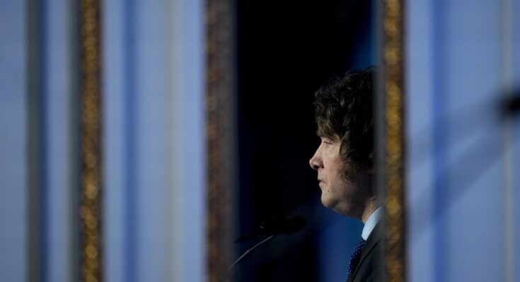 Asume Milei con un fuerte plan de ajuste, pronóstico de estanflación y expectativa por medidas de gran impacto social