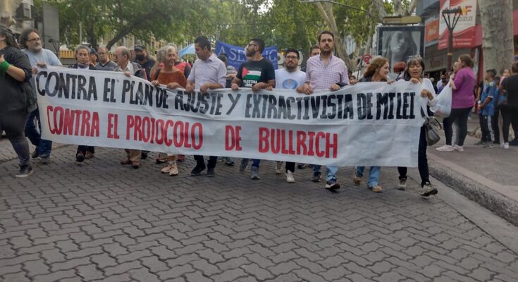 Miles de personas recordaron en las calles de Mendoza el desastroso fin del gobierno de De la Rúa y repudiaron el ajuste de Milei