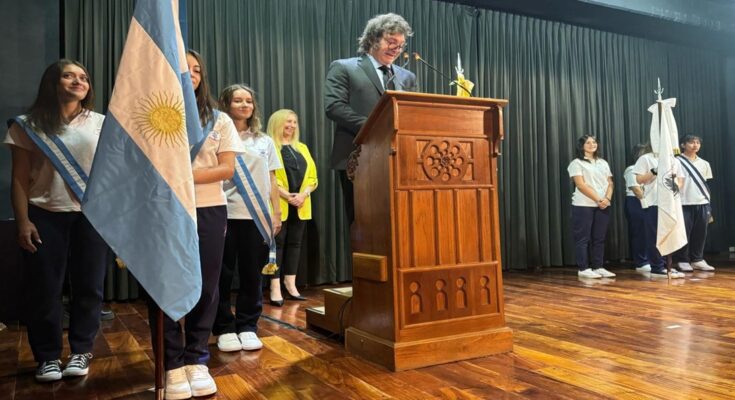 Milei se jactó de haber echado a 50.000 empleados públicos y de dejar sin ayuda social a 200.000 personas