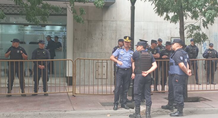 Cornejo ordenó vallar el anexo de la Legislatura donde se discutirá la reforma del Código Minero