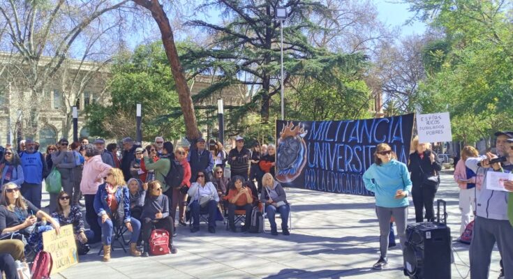 Los jubilados cumplieron 30 rondas contra el ajustazo de Milei: «Tenemos que organizarnos en la calle para la hecatombe que se viene»