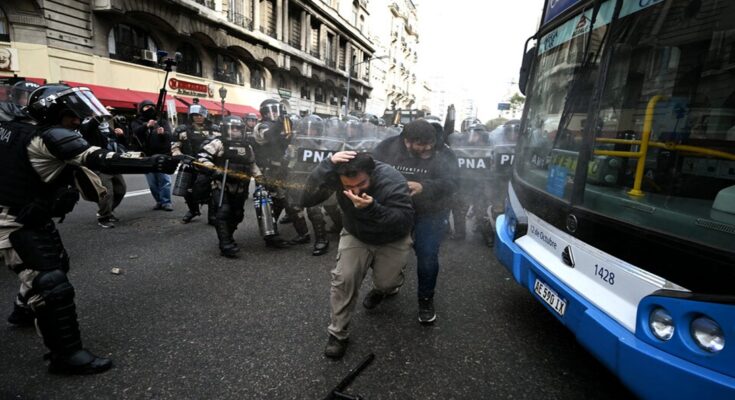 Con apoyo de los radicales, Milei sostuvo el veto contra los jubilados y desplegó una brutal represión afuera del Congreso