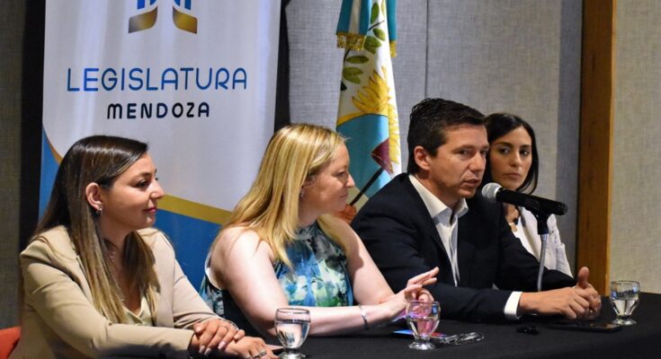 Lavado de cara verde: tras entregar la cordillera al negocio del cobre, el cornejismo profundiza la propaganda de un gobierno «sostenible»