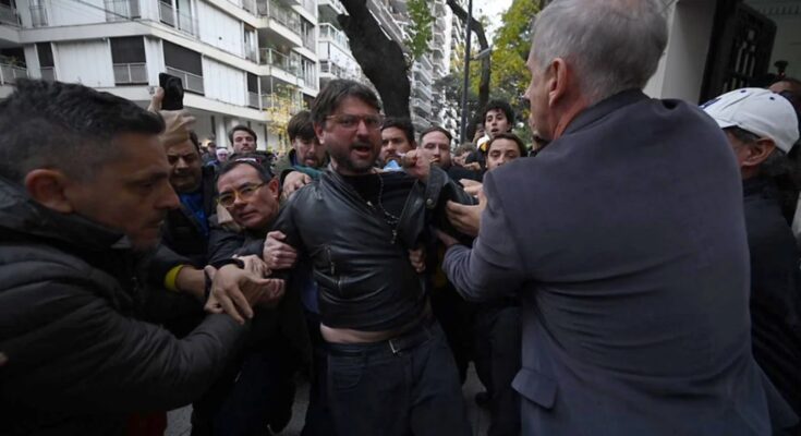 Detuvieron a Juan Grabois en medio de una protesta por el cierre del Instituto Juan Domingo Perón