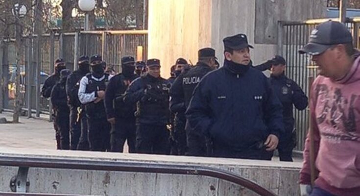 El Gobierno desplegó un fuerte operativo policial en la protesta de trabajadores del Hospital Central precarizados