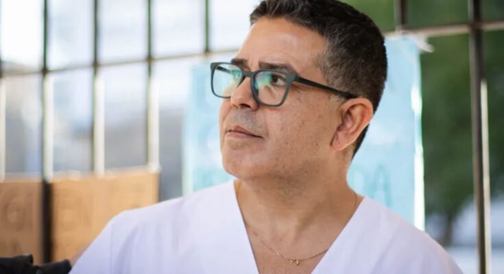 «César somos todos»: vigilia en el Hospital Central por el enfermero despedido tras una protesta