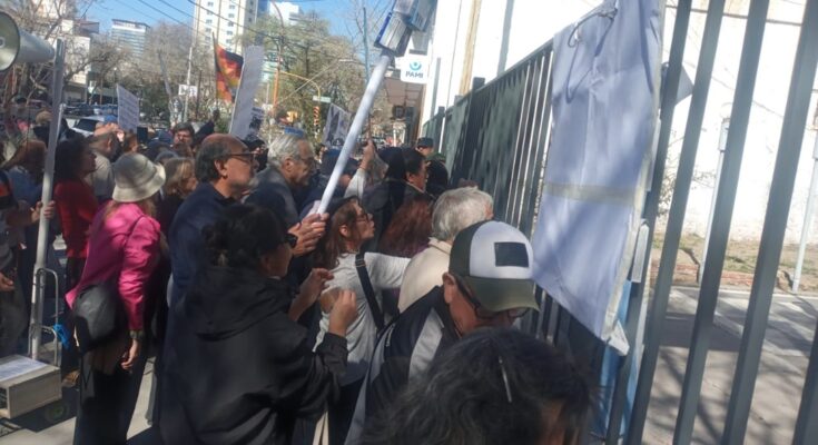 El libertario que comanda el PAMI Mendoza ordenó bloquear la entrada de los que protestan por sus remedios
